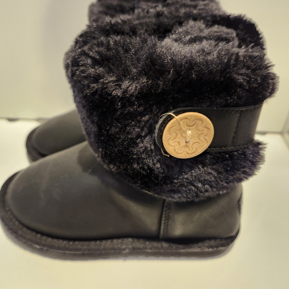 Size 10T black boots. Fake fur lining, leatherette outside material.